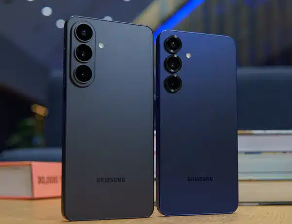 Samsung Galaxy S26 vs S25 σύγκριση δίπλα-δίπλα σε πίσω όψη